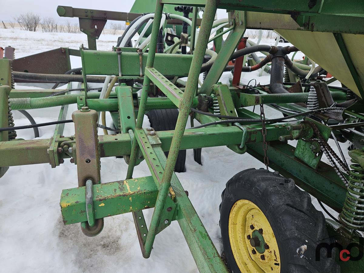 John Deere 655 Air Seeder w/ John Deere 777 Cart
